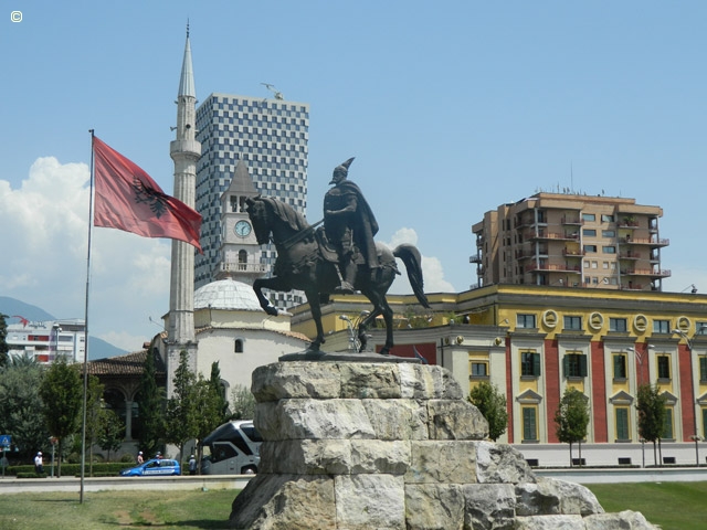 Albanie - Tirana, une Ville Jeune entre Mer et Montagnes