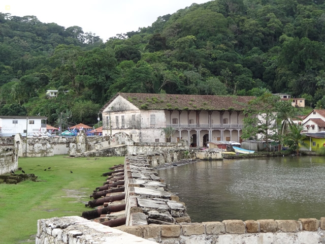 Panama - Des canons gardent  Portobelo